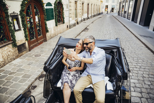 Austria, Vienna, tourists taking a selfie in a fiaker