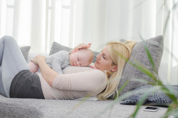 Obraz na płótnie Canvas Mutter mit Baby auf der Couch