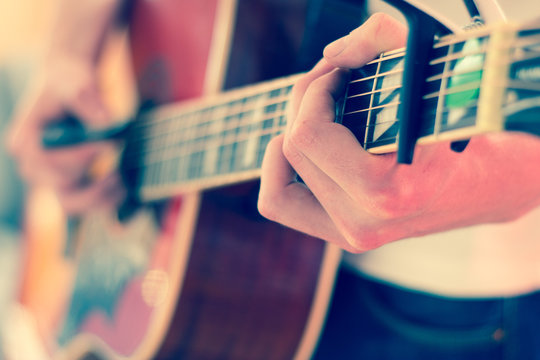 Gitarre spielen, Westerngitarre, Gitarrenhals mit Kapodaster