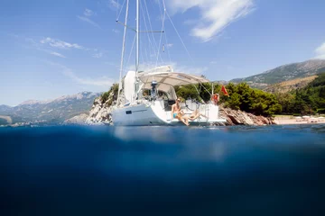 Printed kitchen splashbacks Sailing couple yacht honeymoon sailing luxury cruise