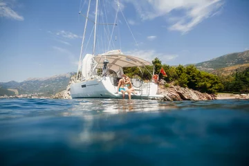 Photo sur Plexiglas Naviguer couple yacht lune de miel voile luxe croisière