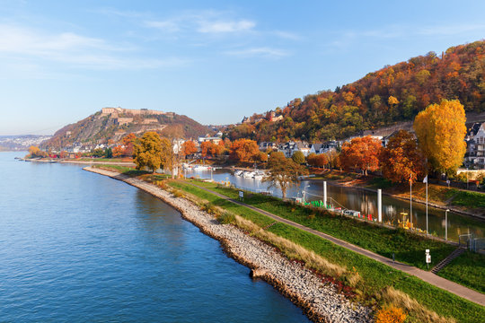 am Rhein bei Koblenz mit der Festung Ehrenbreitstein im Hintergrund