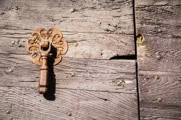 detalle de tirador de puerta antigua © jon_chica