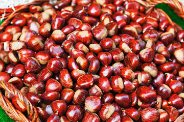 Kastanien in einem Korb an einem Marktstand