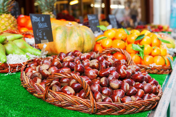 Kastanien in einem Korb an einem Marktstand