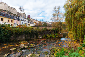 Fototapeta na wymiar Landschaft mit dem Fluss Alzette der in der Stadt Luxemburg durch das Stadtviertel Grund fließt