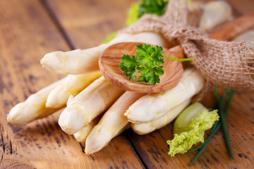Frischer weißer Spargel 