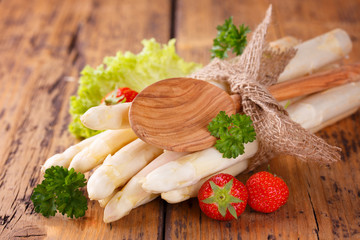 Frischer Spargel, Kräuter, Erdbeeren, Salat