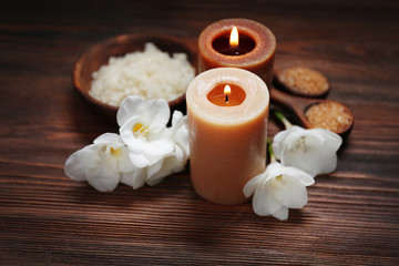 Plakat Spa set with sea salt, exotic flowers and candles on wooden background