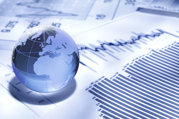 グローバルビジネス/ガラス製の地球とファイナンシャルチャート