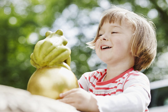 Germany, Hesse, Frankfurt, Little girl playing Frog King