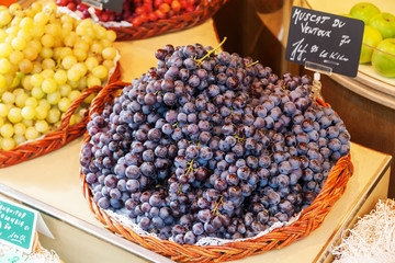rote Weintrauben an einem Marktstand in Luxemburg