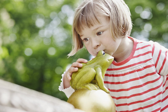 Germany, Hesse, Frankfurt, Little girl kissing Frog King