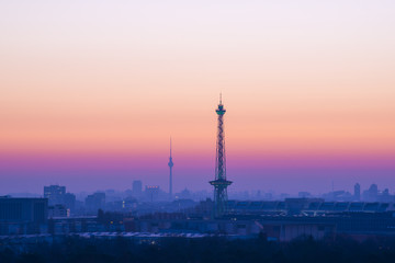 Obraz premium Berlin Sykline and colorful sky in the morning before sunrise 