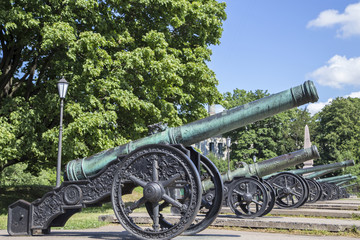 Старинные пушки около музея в Санкт Петербурге
