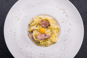 pasta carbonara with raw egg