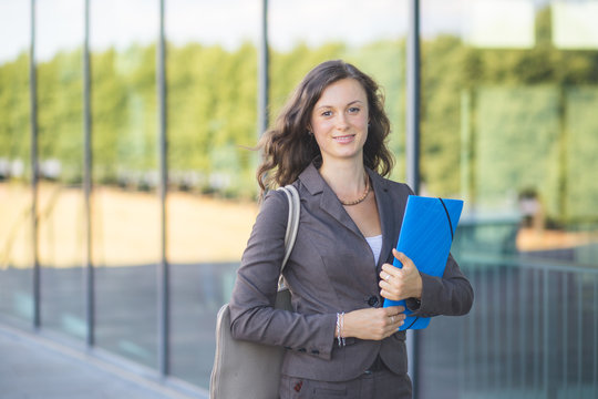Junge Frau mit Mappe