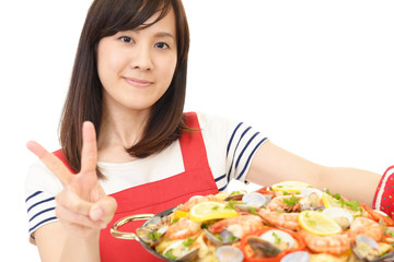 料理を楽しむ女性