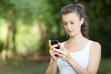 Joggerin hört Musik