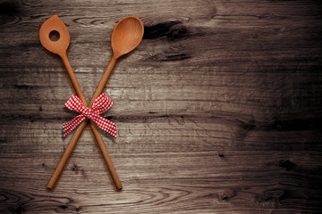 Kochlöffel auf Holzhintergrund