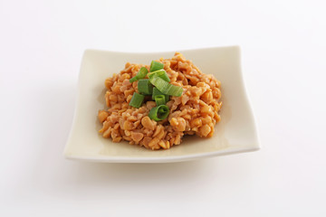 小皿に入れた納豆
