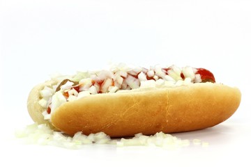 Frikandel speciall im Brötchen isoliert auf weißem Hintergrund
