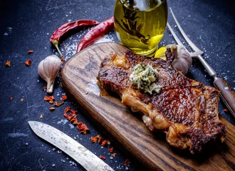 Photo sur Plexiglas Steakhouse Entrecôte de bifteck de faux-filet de viande close up