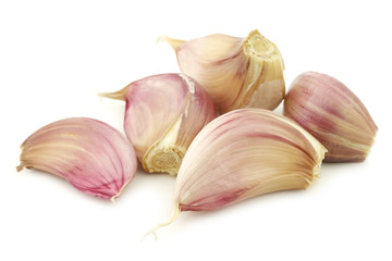 dried garlic cloves on a white background

