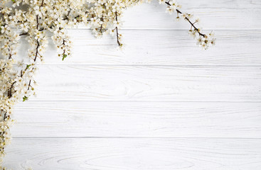 Fototapeta premium tło wiosna. kwiaty owocowe na drewnianym stole