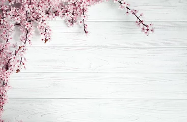Abwaschbare Fototapete Für Sie Frühling Hintergrund. Obstblumen auf Holztisch