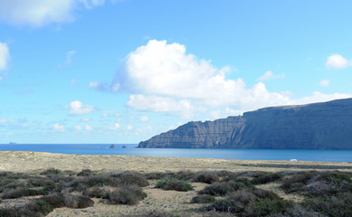 Roque del Este et Punta Fariones depuis l'île de La Graciosa à L