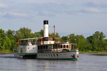 Obraz premium Schaufelraddampfer Dresden auf der Elbe