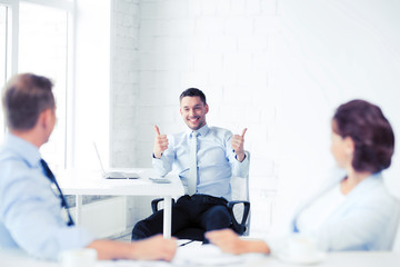 Obraz premium businessman showing thumbs up in office