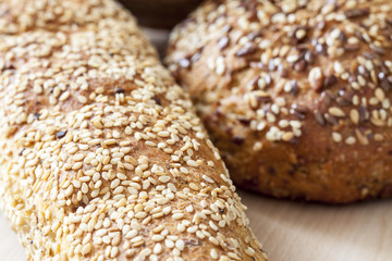 Pane integrale su tagliere di legno