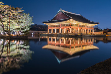 Fototapeta premium Pałac Gyeongbokgung nocą w Seulu w Korei Południowej.