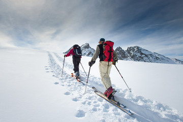 Deux skieurs alpins âgés
