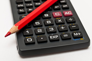 Taschenrechner und roter Buntstift