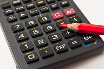 Taschenrechner und roter Buntstift