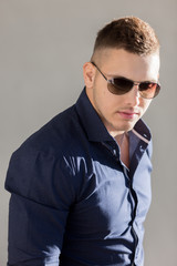 Obraz premium Portrait of attractive guy in sunglasses