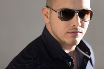 Obraz premium Closeup portrait of attractive guy in sunglasses