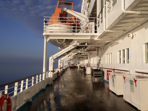 Schiffsdeck mit Rettungsboote
