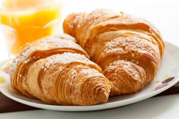 Cornetti alla marmellata con succo di frutta
