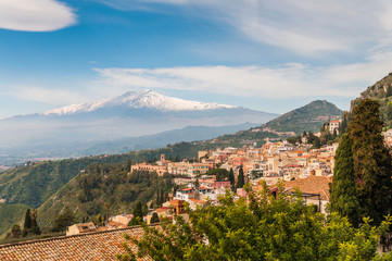 Blick auf &Auml;tna und Taormina vom Amphitheater; Sizilien