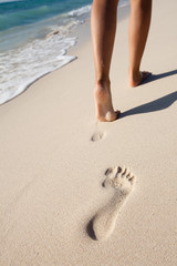 pied de femme qui marchent sur le sable