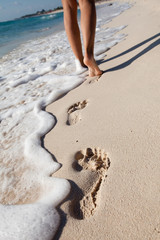pied de femme qui marchent sur le sable