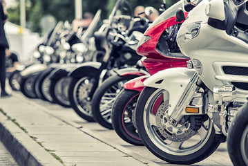 Naklejka premium Row of motorcycles parked on a street