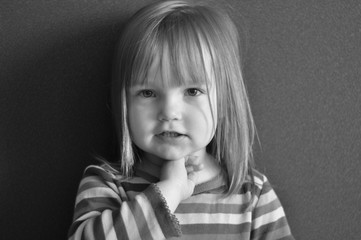 черно-белый портрет маленькой девочки