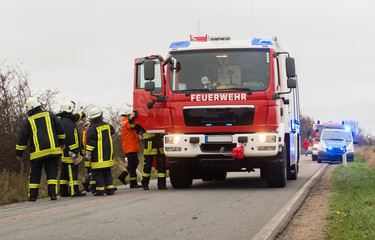 Fototapeta na wymiar Feuerwehrfahrzeug am Einsatzort