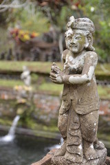 Fototapeta na wymiar estatua detallada en templo de bali