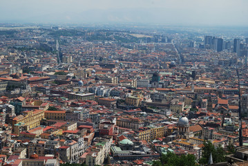 Fototapeta na wymiar Spaccanapoli, la strada che divide il cuore della vecchia Napoli dall'alto in Certosa 